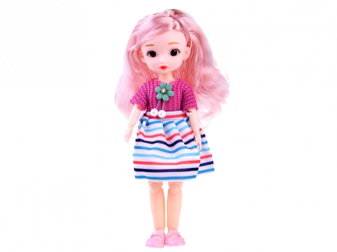 Prachtige pop met beweegbare ledematen en lang haar
