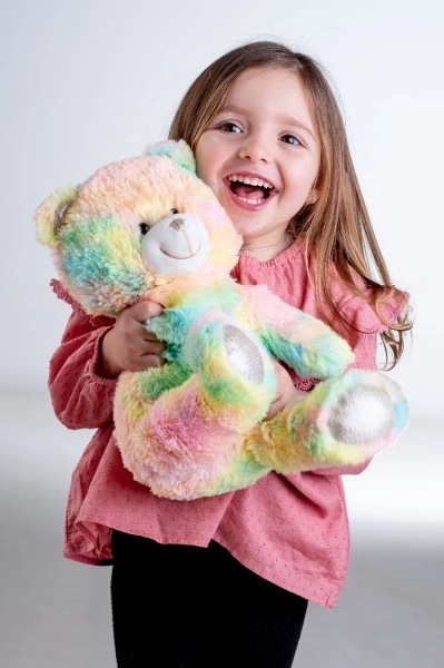 Droombeer regenboog knuffel 40cm op batterijen met licht en geluid in zak