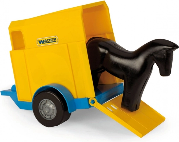 Horse trailer with ramp