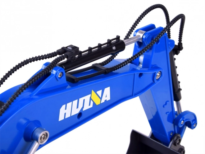 Op afstand bestuurbare blauwe graafmachine op rupsbanden