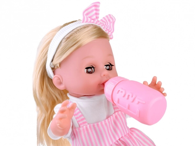 Baby pop met lange haren, praat en huilt