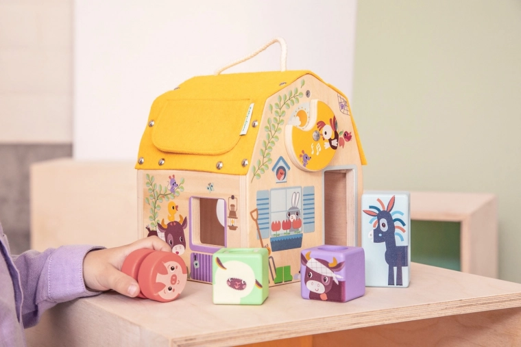 Apprendre en jouant : boîte à formes avec animaux