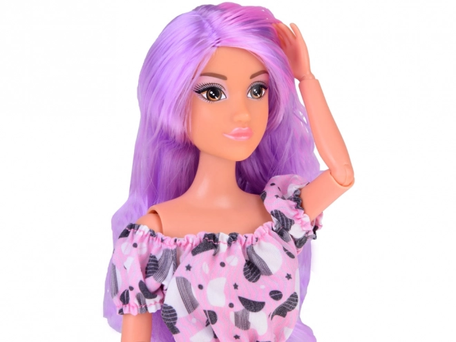 Anlily pop met lange pastelkleurige haren in jeans