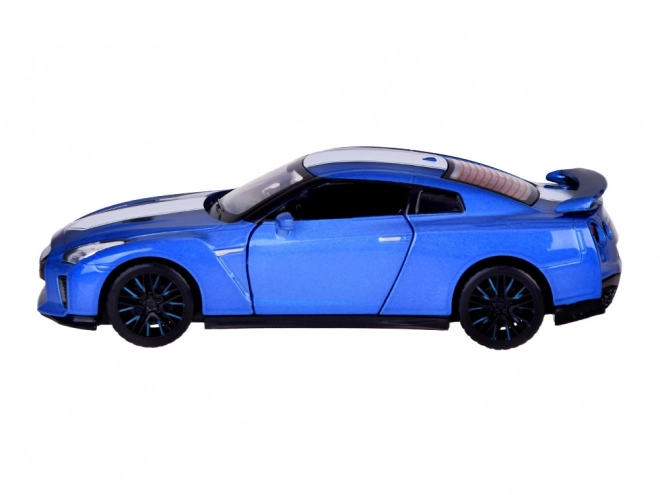 Auto Nissan GT-R met opengaande deuren