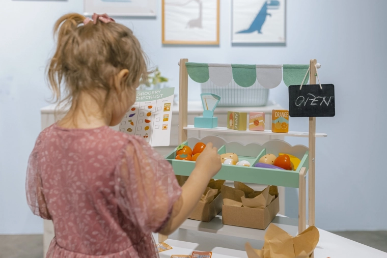 Stimule l’imagination et les compétences sociales