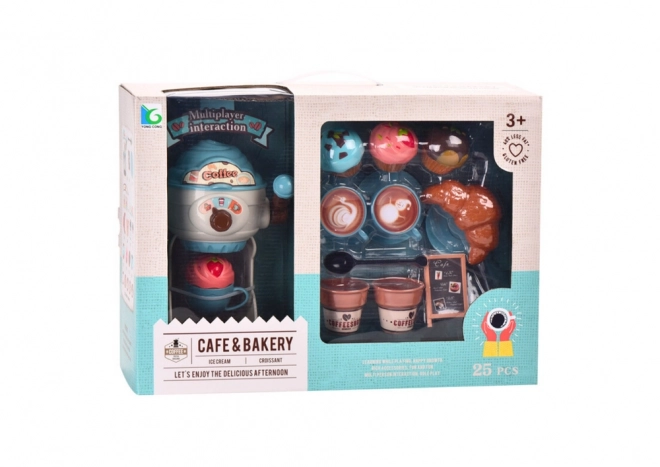 Süße Leckereien des Kaffeekonsums mit Eismaschine, Tassen und Muffins