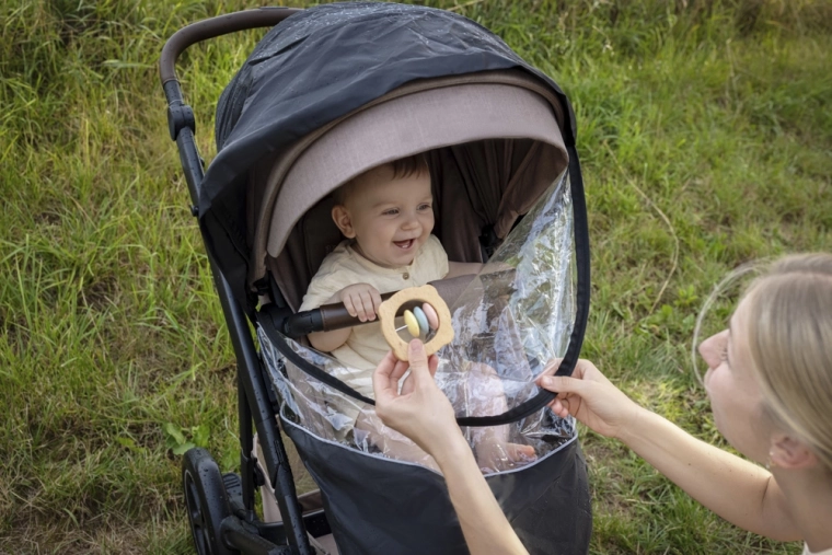 Quick access thanks to the zippered window