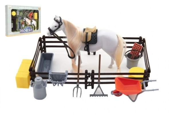 Mooie paard in de omheining met accessoires