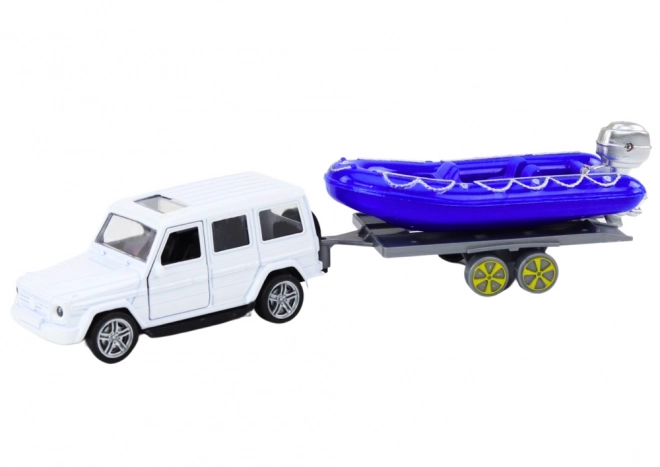 Terreinwagen met aanhanger en motorboot