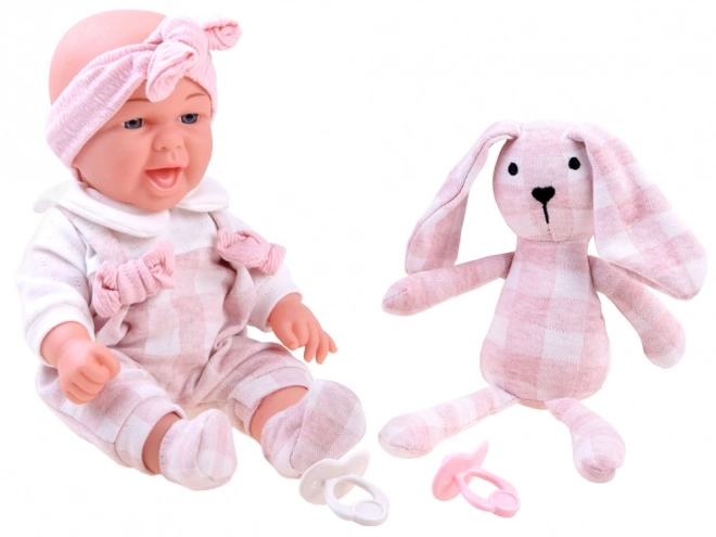 Schattige baby met knuffelkonijn