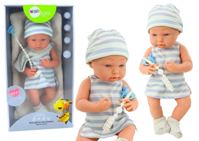 Puppe Baby in Weiß-blauem Outfit mit Mütze und Schnuller