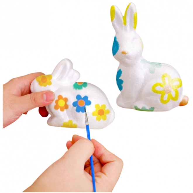Set van polystyreen eieren en een konijnenfiguurtje om te schilderen