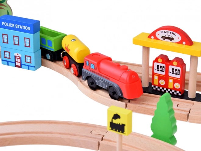 Grote set houten treinbaan met batterij-aangedreven locomotief