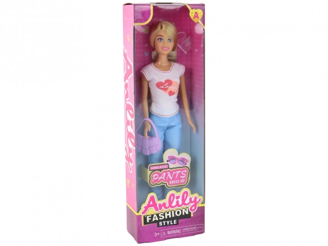 Pop Anlily met lang blond haar, handtas en bril