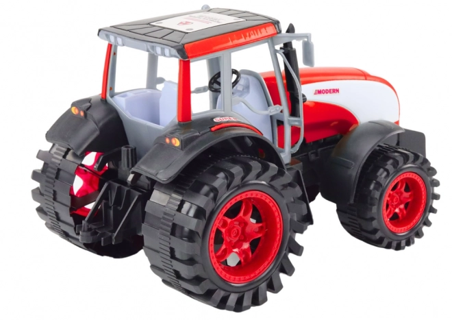 Grand tracteur agricole rouge à entraînement