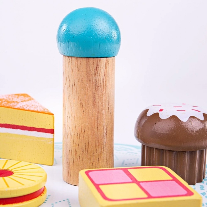 Holzständer mit Spielzeugkuchen