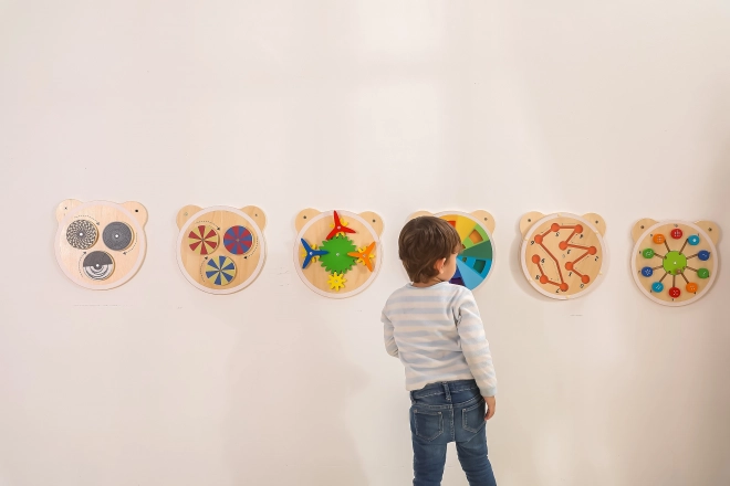 Houten bord met kleurmengsel in de vorm van een berenhoofd