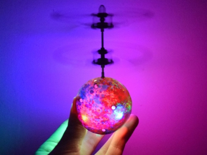 Vliegende verlichte Disco bal bestuurd met de hand