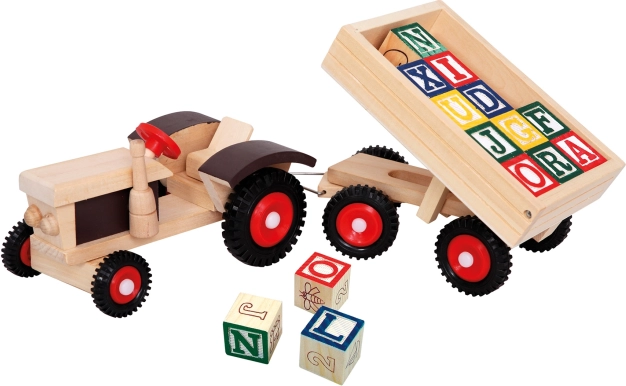 Houten tractor met aanhanger en kleurrijke ABC-blokken