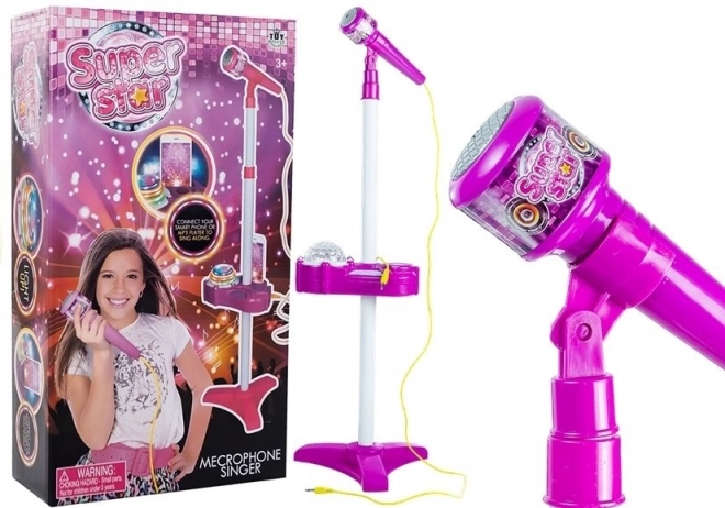 Roze set met microfoon, statief en projector
