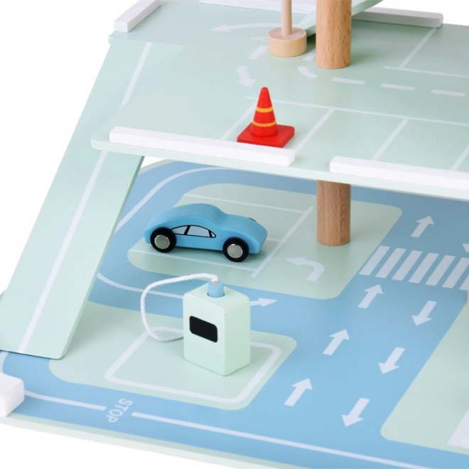 Houten parkeergarage op meerdere niveaus met lift en auto's