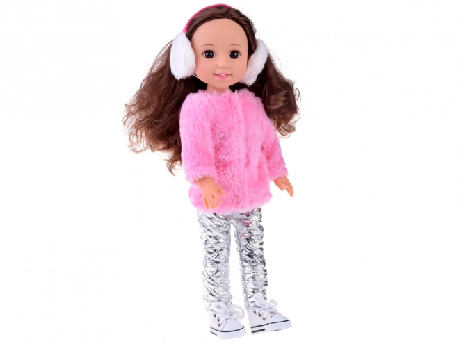 Schattige pop met roze bontjas en winteroorschelpen