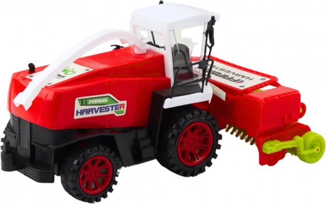 Roter landwirtschaftlicher Mähdrescher mit Antrieb