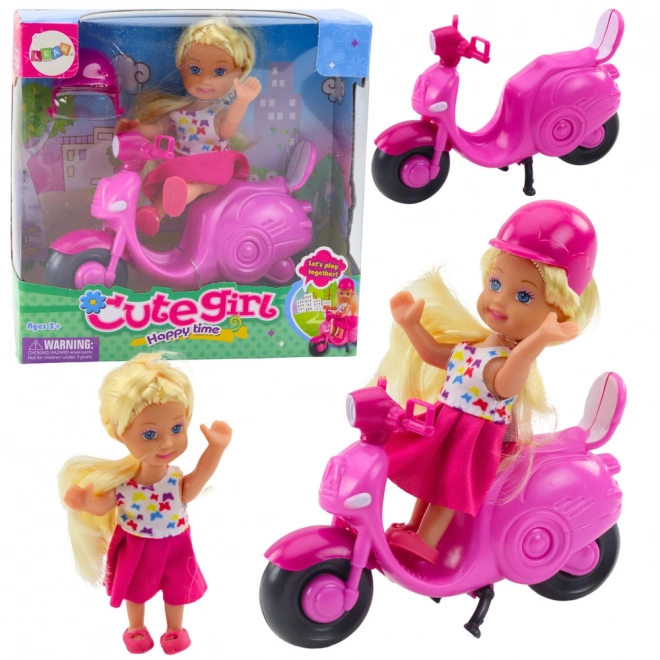 Minipop op roze scooter met helm