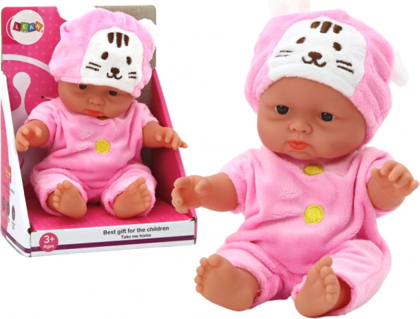 Kleine babypop in roze outfit met konijnenmutsje