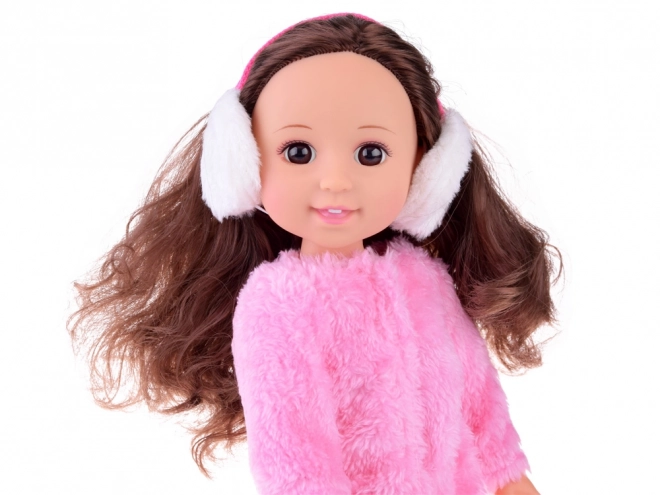 Schattige pop met roze bontjas en winteroorschelpen