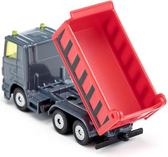 Deux bennes basculantes avec ridelles ouvrantes