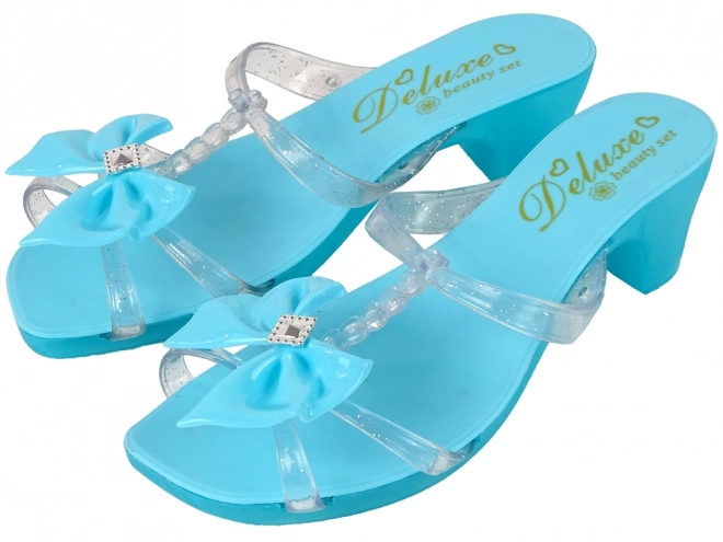 Leuke set schoonheid met blauwe sandalen en accessoires
