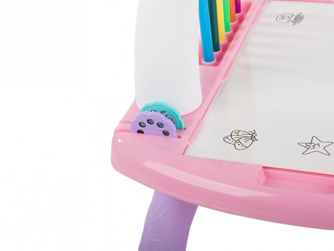 Educatieve kindertafel met projector en stiften