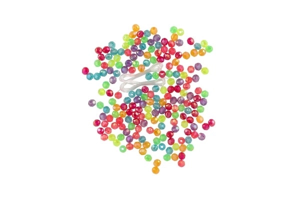 Kralen met koord plastic mix kleuren in plastic doosje 3,5x12,5cm