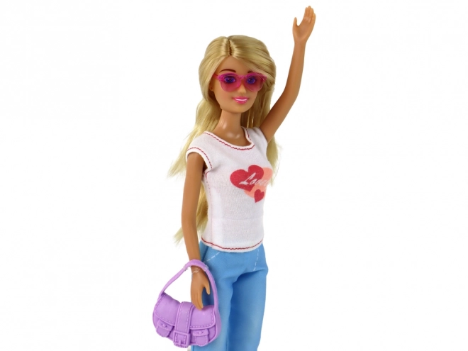 Pop Anlily met lang blond haar, handtas en bril