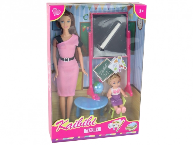 Lehrerin mit Schüler, Schulset mit Tafel und Globus