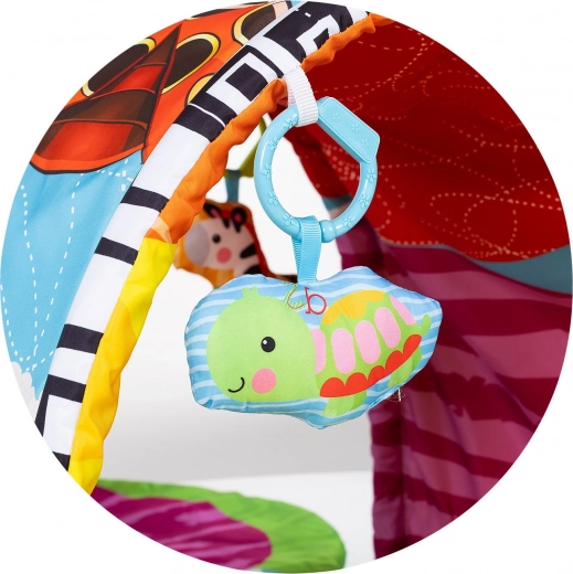 Jouets suspendus et clips à portée de main