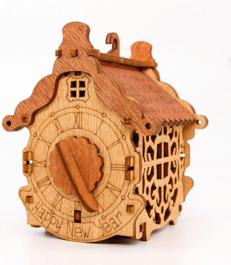 Natürliches Holz und detailreiche Ausfräsungen