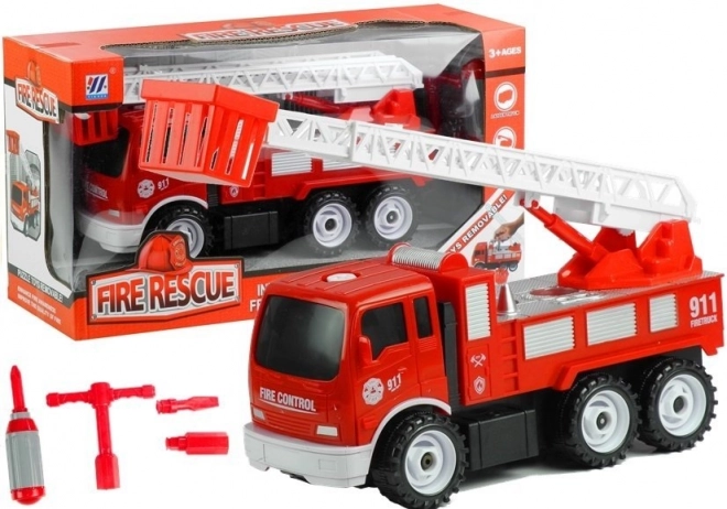 Feuerwehrauto mit Leiter und Werkzeug