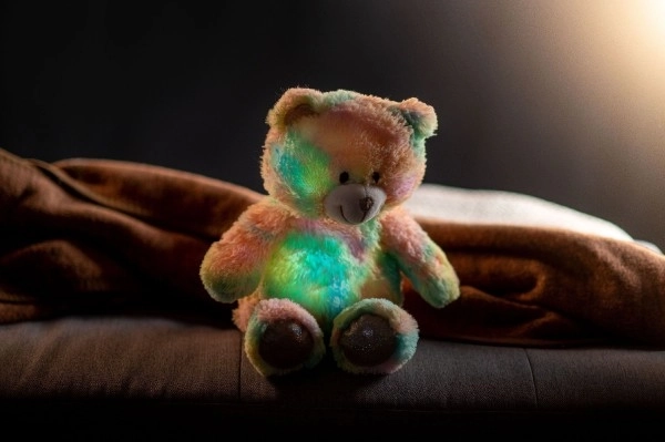 Droombeer regenboog knuffel 40cm op batterijen met licht en geluid in zak