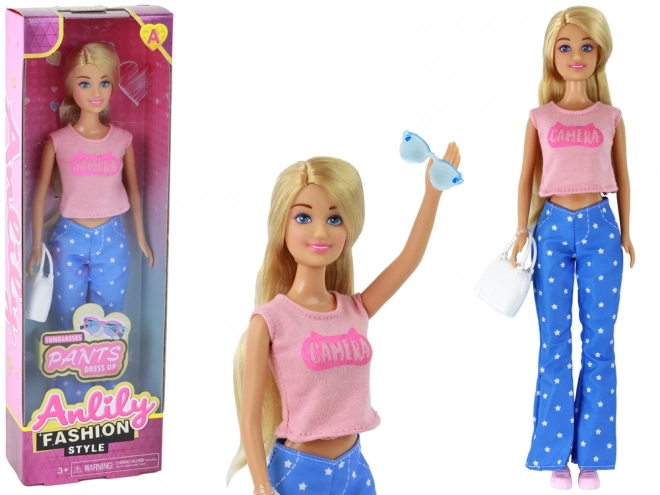Pop Anlily met lange blonde haren, handtas en bril