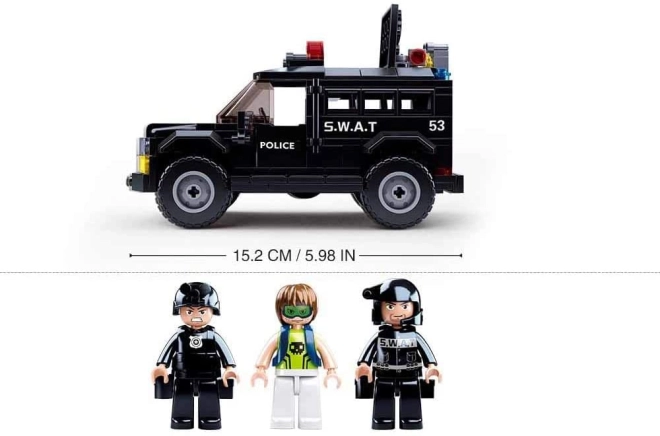 Trois figurines et de nombreux accessoires
