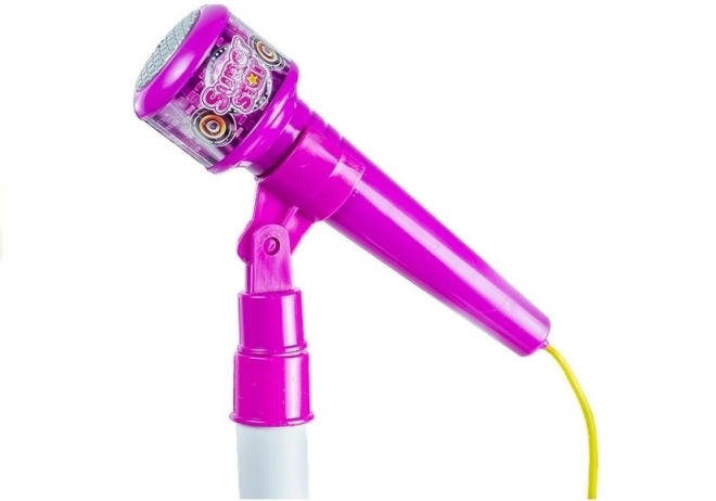 Roze set met microfoon, statief en projector