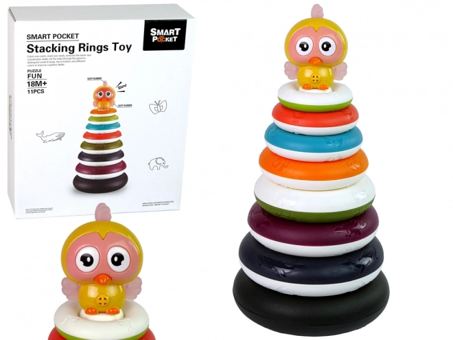 Bunte stapelbare Pyramide mit Ringen und Entchen
