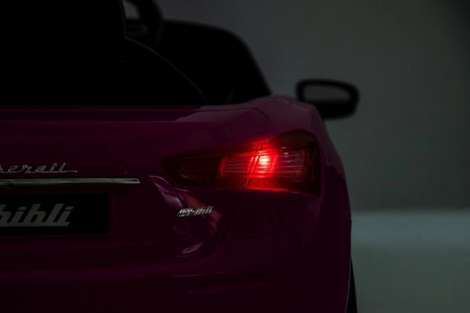 Accu auto Maserati Ghibli roze