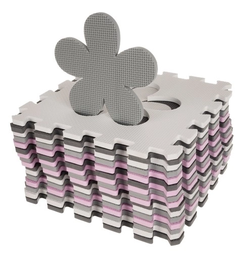 Contrasterende roze schuimpuzzel met hartjes en bloemetjes