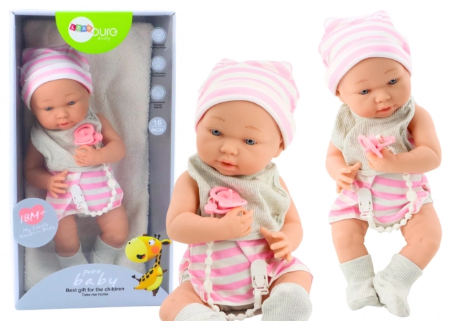 Stoffbaby in Weiß-Rosa Kleidung mit Mütze und Schnuller