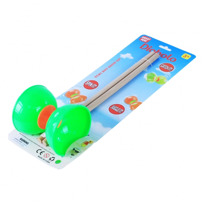 Diabolo speelgoed met groene plastic bekers en houten stokken