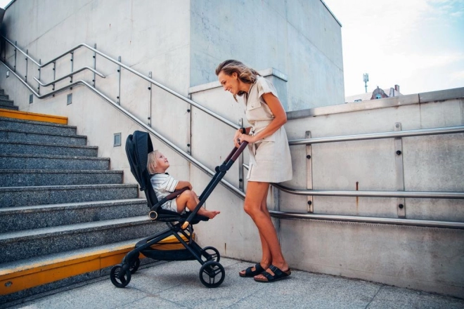 Sportieve kinderwagen MoMi ADELLE zwart goud 2023