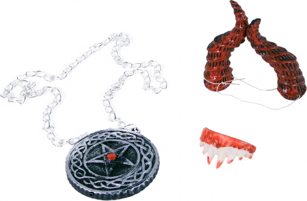 set duivelse accessoires – hoorns, ketting en vampiertanden
